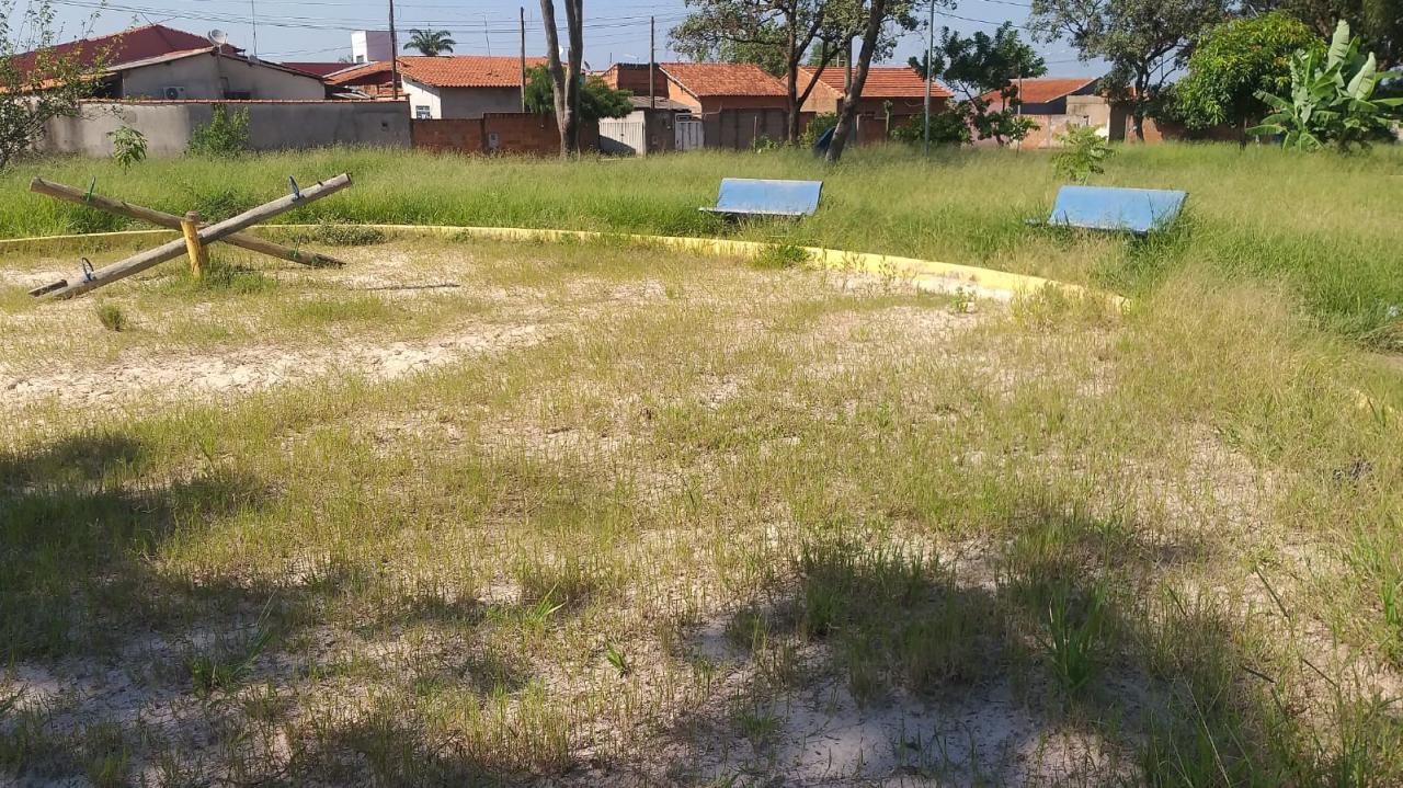 Foto 16 de 21 — Mato toma conta de praça no Maria Luiza; Prefeitura não tem prazo para zeladoria no bairro